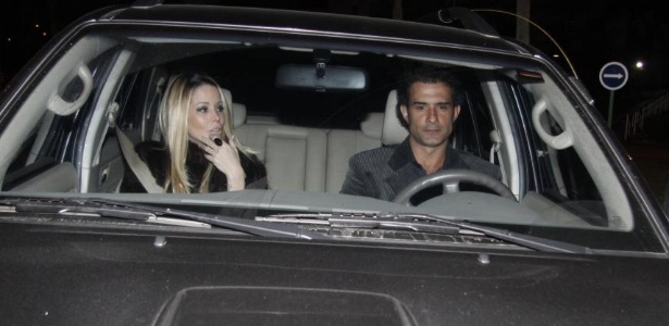 Danielle Winits e Marcos Pasquim chegam no carro do ator para a festa de 40 anos de Luciano Huck (3/9/11)