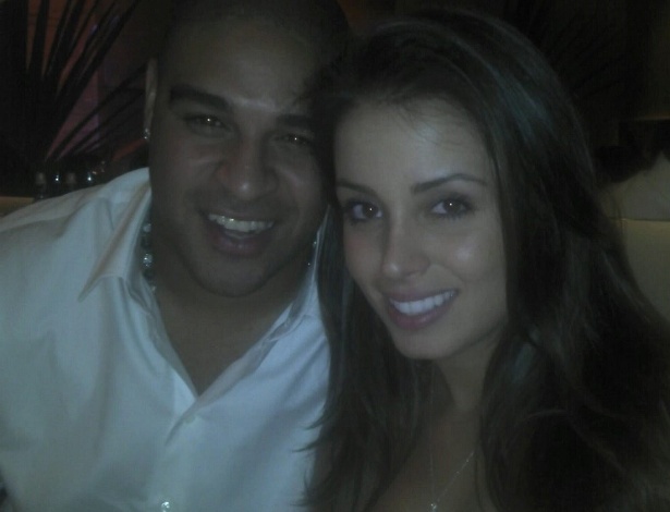 Luana Kisner publica foto no Twitter no dia de seu aniversário com o namorado Adriano (22/8/2011)