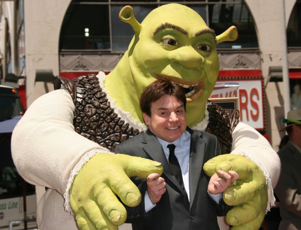 Mike Myers é abraçado por Shrek na homenagem ao personagem com uma estrela na Calçada da Fama em Hollywood (20/5/2010)
