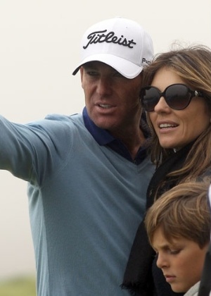 Shane Warne e Elizabeth Hurley vão a campeonato de golfe com o filho da atriz, Damian. Hurley ainda exibe o anel de noivado, um dia após ter recebido a proposta de casamento (01/10/11)