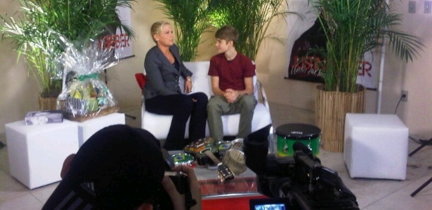 Justin Bieber conversa com a apresentadora Xuxa