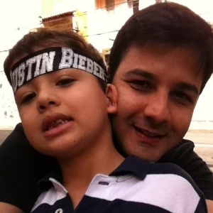 Miguel, filho da Nívea Stelmann, vai ao show de Justin Bieber com o tio, Francisco Júnior (5/10/11)