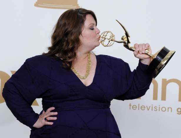 Melissa McCarthy usa roupa criada por ela no Emmy Awards (18/9/11)