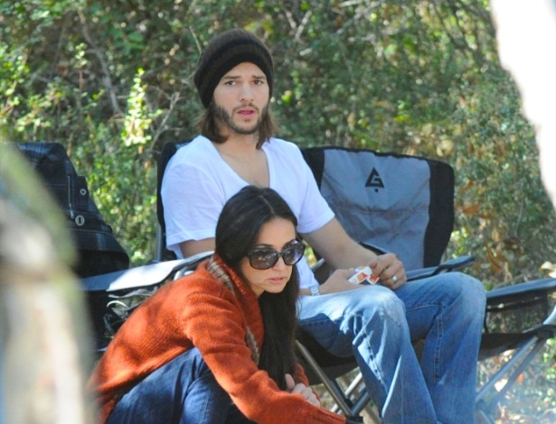 Demi Moore e Ashton Kutcher são vistos acampando em Santa Bárbara, Estados Unidos (09/10/2011)