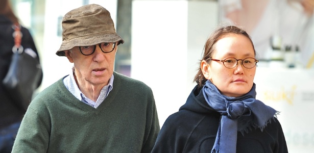 Woody Allen e Soon-Yi Previn passeiam pelas ruas de Nova York (18/10/2011)