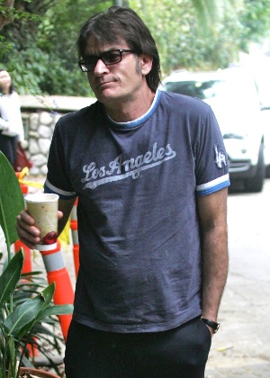 Descontraído, Charlie Sheen toma café em set de filmagem (19/10/2011) - Brainpix