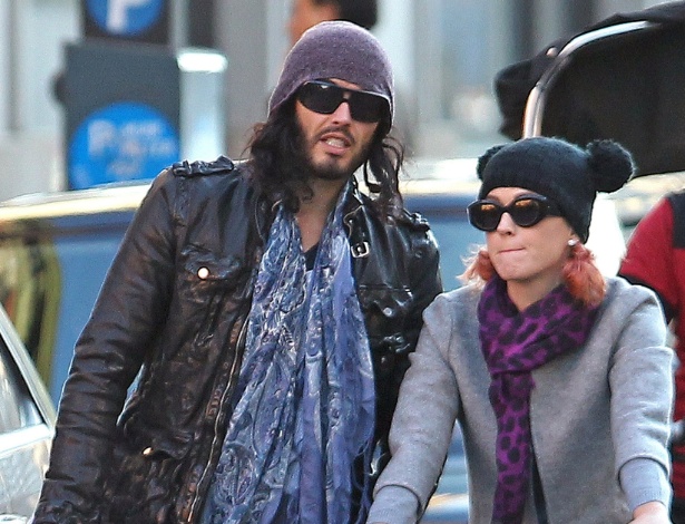 Katy Perry e o marido Russell Brand aproveitam para dar uma volta de bicicleta pelas ruas de Nova York (22/10/2011)