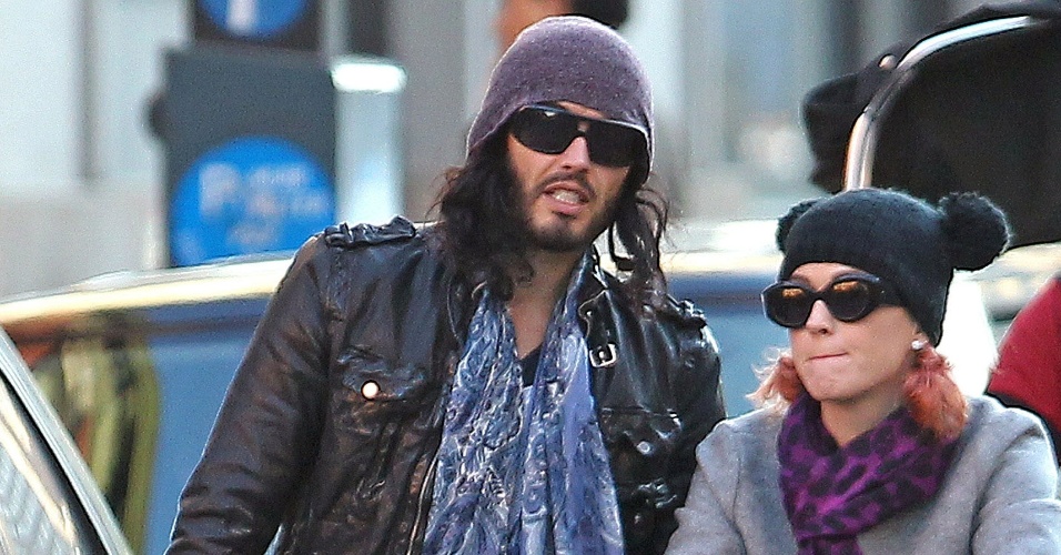Katy Perry e o marido Russell Brand aproveitam para dar uma volta de bicicleta pelas ruas de Nova York (22/10/2011)