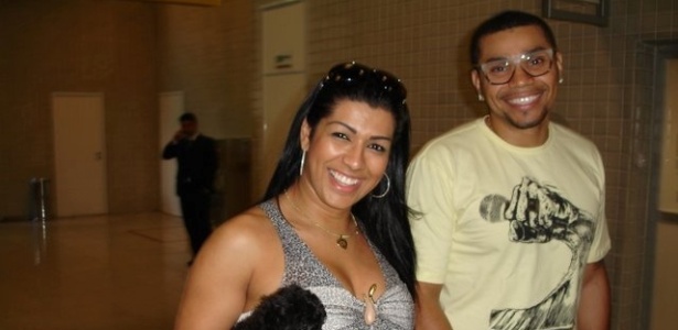 Mulher Moranguinho e Naldo circulam por aeroporto do Rio (26/10/2011)