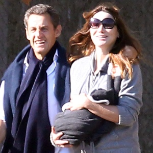 Carla Bruni e Nicolas Sarkozy com Giulia, filha do casal. Imagem de 31.10.2011 - Brainpix