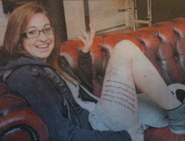 Sarah Burgoyne tatuou um trecho da música "Baby", de Justin Bieber na coxa, para vencer um concurso na Inglaterra (2/11/11)