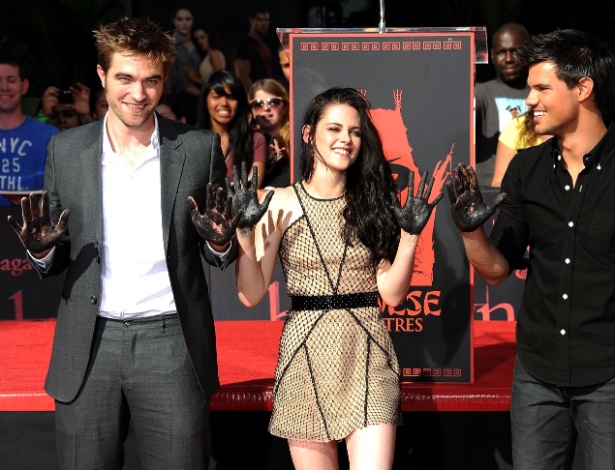 Os atores Robert Pattinson, Kristen Stewart eTaylor Lautner, da saga "Crepúsculo", após deixarem sua marca na Calçada da Fama em Hollywood (03/11/2011)