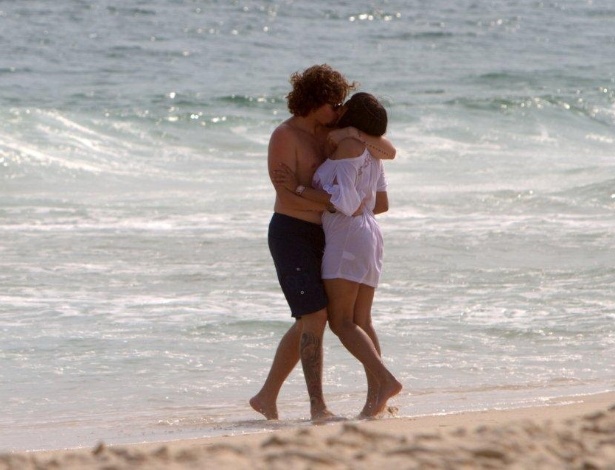 Felipe Dylon e Aparecida Petrowiky se beijam na praia de Ipanema (07/11/2011)