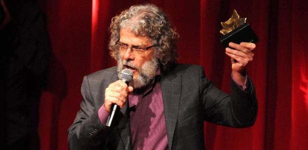 José Mayer recebe o prêmio de melhor ator, do júrio popular, por "Um Violinista no Telhado", no 5º Prêmio Contigo de Teatro (7/11/2011)