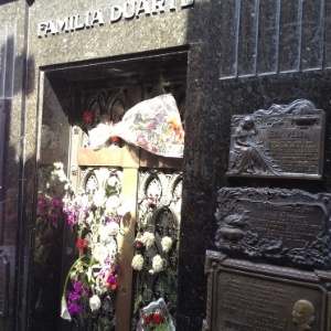 Foto do túmulo de Evita Péron postada por Cindy Crawford em seu Twitter (9/11/11)