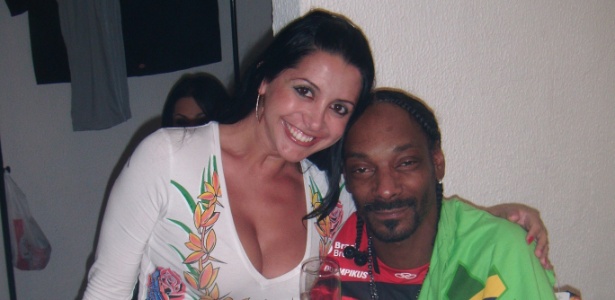 Karine Camargo posa ao lado do rapper Snoop Dogg no Rio (9/11/11)