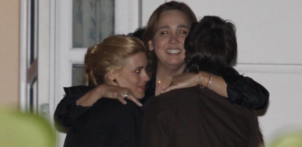 Claudia Jimenez recebe o abraço de Carolina Dieckmann e Tiago Worcmann em sua festa de aniversário (18/11/2011)