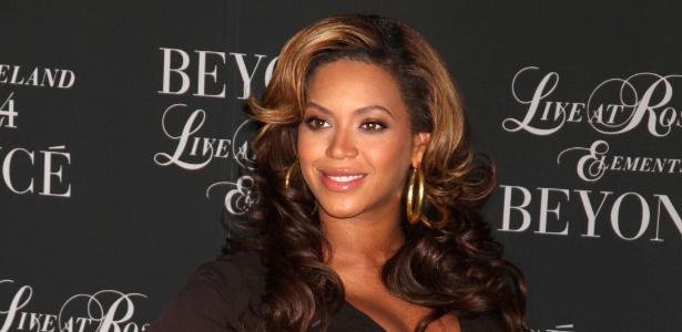 Beyoncé exibe "barrigão" de seis meses e seios salientes na festa de lançamento de seu DVD (20/11/11)