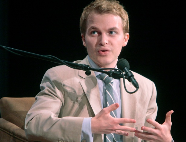 Ronan Farrow, filho de Mia Farrow e Woody Allen discursa no Social Good Summit, em Nova York (22/9/20111)