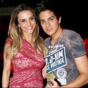 Denise Severo e Luan Santana posam para foto durante show em São Paulo (19/11/11)