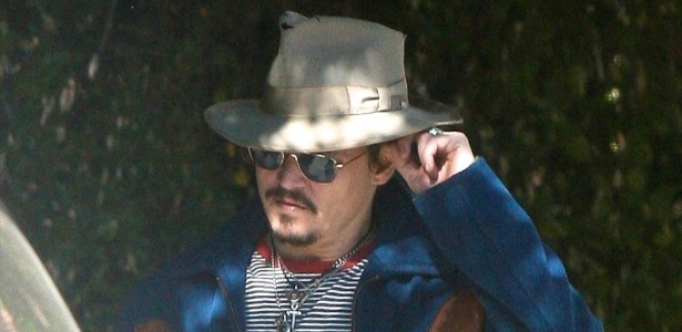 Johnny Depp leva o filho à escola com um visual inusitado (23/11/11)