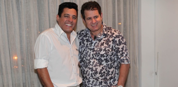 Bruno e Marrone posam sorridentes para fotos durante as gravações do "Show da Virada", em São Paulo (23/11/11)