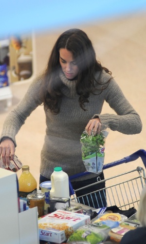 "Gente como a gente", Kate Middleton faz compras em um supermercado na Inglaterra (22/11/11)