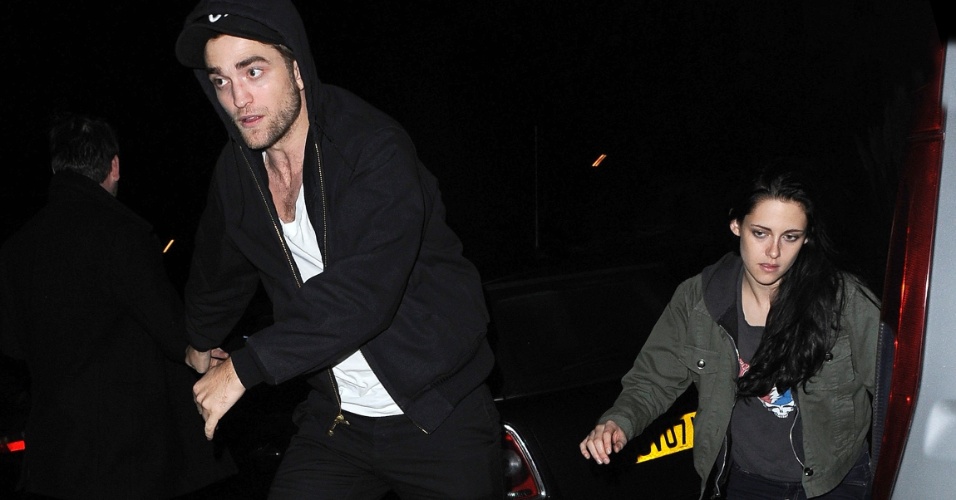 Robert Pattinson e Kristen Stewart chegam a bar de Camden Town, bairro de Londres (23/11/11)