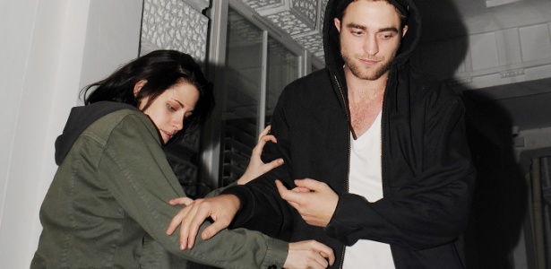Robert Pattinson e Kristen Stewart deixam bar de Camden Town, bairro de Londres (23/11/11)