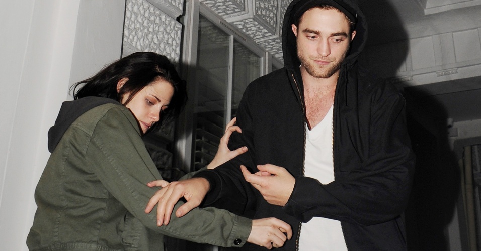 Robert Pattinson e Kristen Stewart deixam bar de Camden Town, bairro de Londres (23/11/11)
