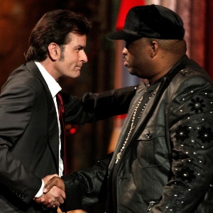 O ator Charlie Sheen e o comediante Patrice O'Neal no programa humorístio "Roast", do Comedy Central (10/9/11)
