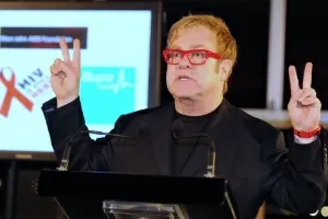 Elton John faz sinal de "paz e amor" no Dia Mundial de Luta Contra a Aids, em Sydney (1º/12/11) - AFP
