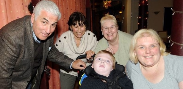 Mitch e Janis Winehouse visitam o Little Havens Children's Hospice, em Essex, Inglaterra (30/11/11)