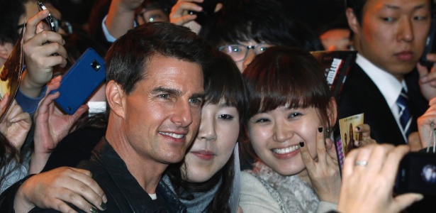 Tom Cruise divulga o filme "Missão Impossível - Protocolo Fantasma" na Coreia do Sul e posa ao lado dos fãs (2/12/11) - Reuters