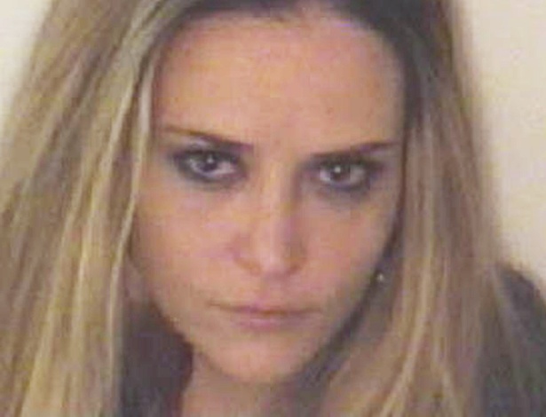 Brooke Muller, ex-mulher de Charlie Sheen, em foto após sua prisão por porte de cocaína