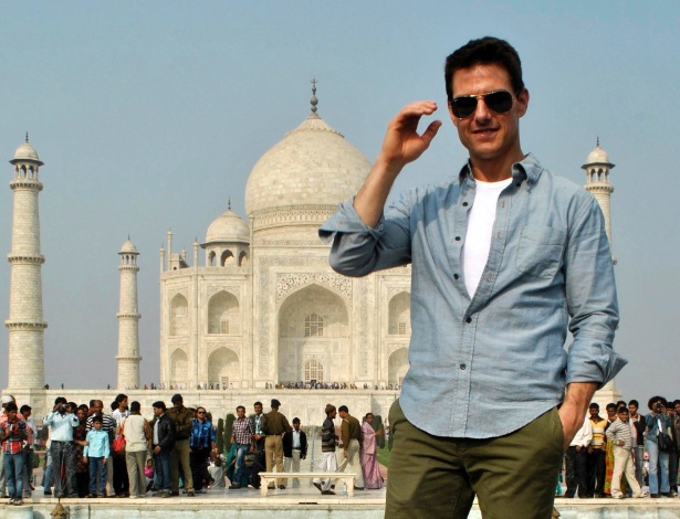 Tom Cruise visita o monumento do Taj Mahal, em Agra, na Índia em viagem de divulgação do filme "Missão Impossível" (03/12/2011)