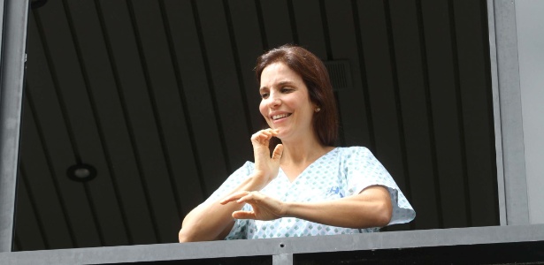 Ivete Sangalo aparece na janela do hospital em que está internada em Salvador (7/12/2011)