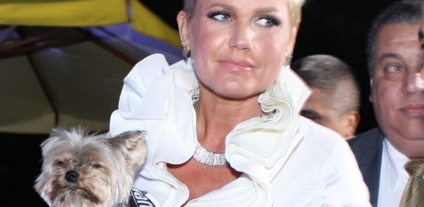 Xuxa chega com seu cachorro à premiação no Rio de Janeiro (6/12/11)
