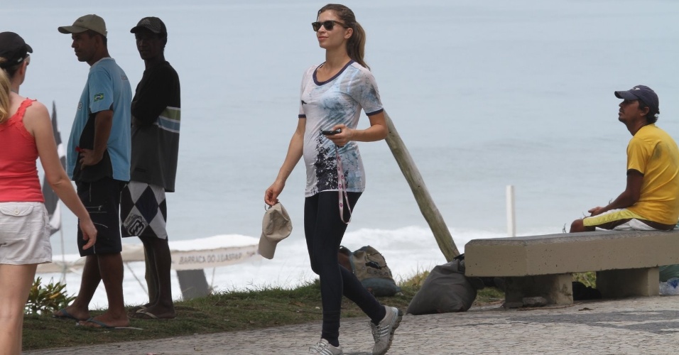 Grávida de uma menina, Grazi Massafera exibe "barriguinha" durante passeio na orla da Barra da Tijuca (8/12/11)