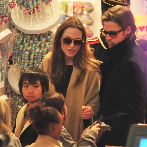 Angelina Jolie, Brad Pitt e os filhos compram brinquedos em Nova York (7/12/11)