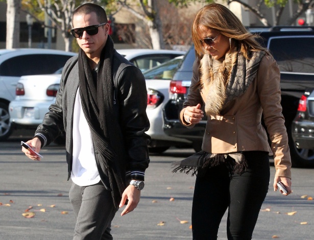 Jennifer Lopez e o namorado Caspar Smart visitam uma joalheria em Calabasas, Califórnia (18/12/11)