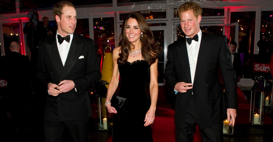 Elegantes e sorridentes, príncipe William, Kate Middleton e o príncipe Harry participam de evento militar (19/12/11)
