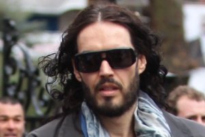 Russell Brand circula pelo centro de Londres (3/01/12) - Brainpix