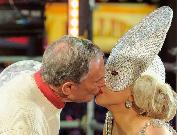 Prefeito de Nova York Michael Bloomberg beija Lady Gaga na noite de Ano Novo em Nova York (1/1/12)
