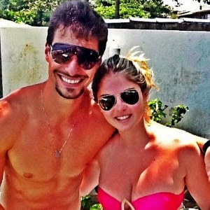Bárbara Evans curte praia ao lado do namorado e atual Mister Brasil, Lucas Malvacini