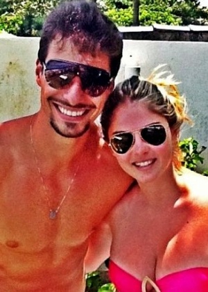 Bárbara Evans curte praia ao lado do namorado e atual Mister Brasil, Lucas Malvacini