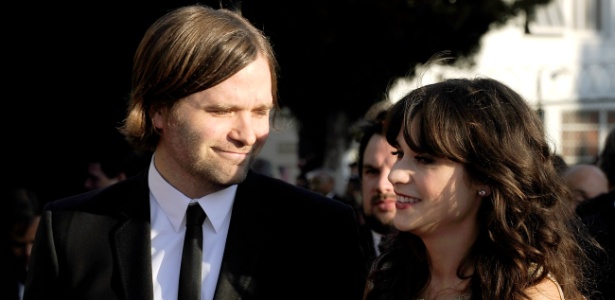 Músico Ben Gibbard e a atriz Zooey Deschanel durante a premiação BAFTA Brits nos EUA