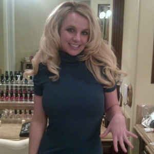 Britney Spears com seu anel de noivado (4/1/12)