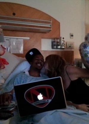Mariah Carey paparica marido, Nick Cannon, no hospital e mostra foto pelo Twitter (6/1/2012)