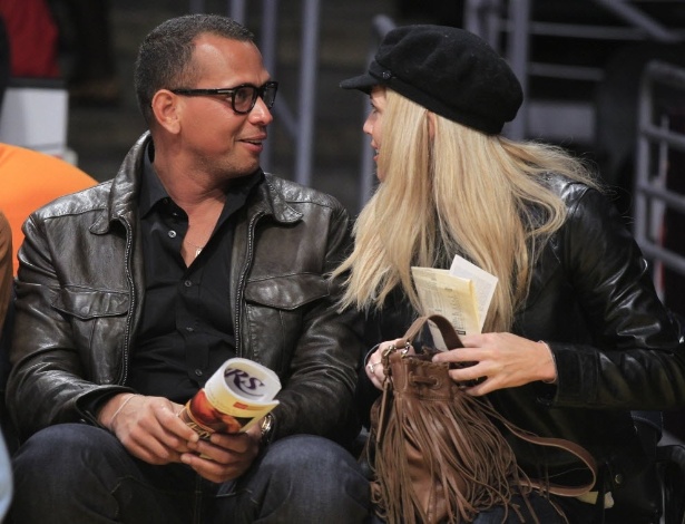 Alex Rodriguez e Torrie Wilson assistem jogo do New York Yankees, na Flórida (3/1/2012). Na ocasião, Cindy Crawford e o marido também estavam presentes